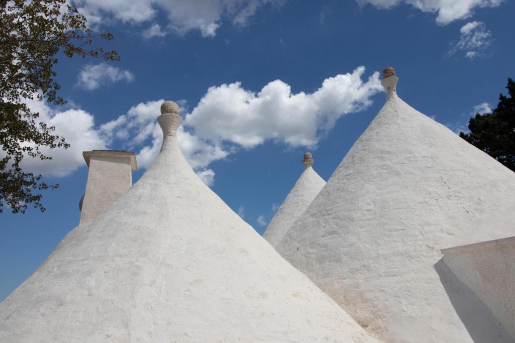 a view of the tops of a white pyramid at Trulli da Rosy in Martina Franca