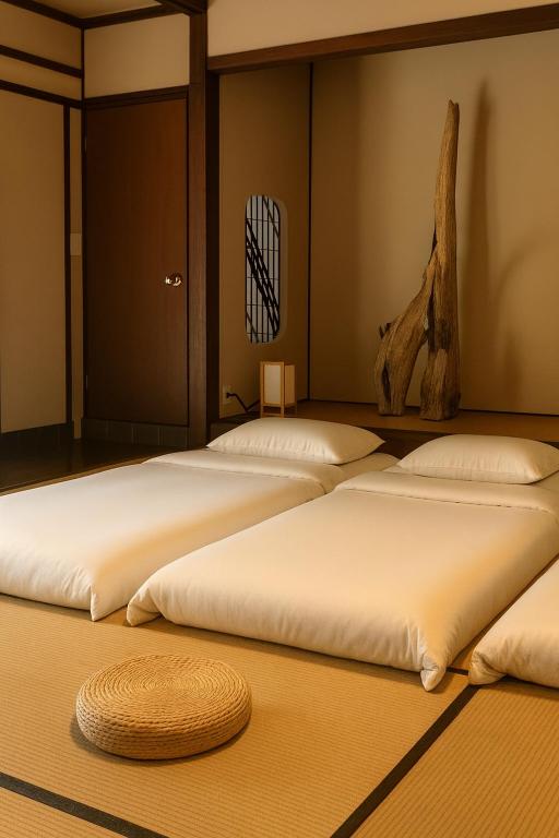 a row of beds in a room with at 滋庵 jian okayama in Okayama