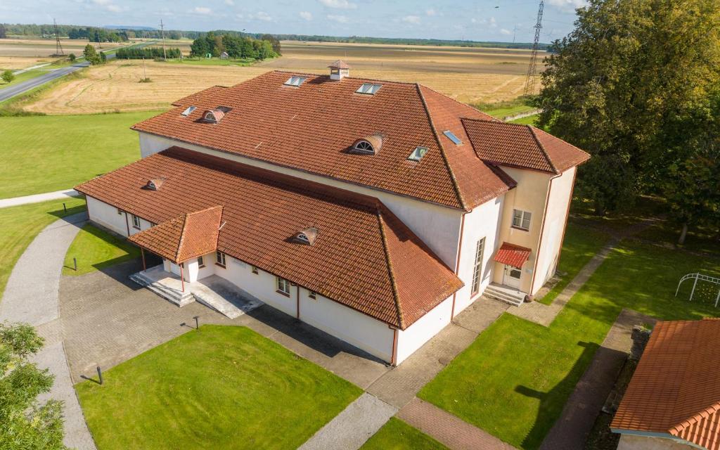 Una vista aérea de una casa con techo. en Maidla Hostel, en Maidla