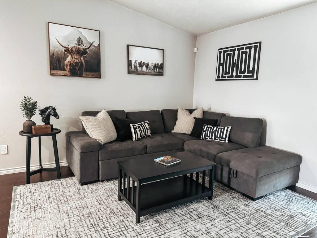 ein Wohnzimmer mit Sofa und Tisch in der Unterkunft Private Hot Tub Near Dfw, Relaxing Texas Retreat in The Colony