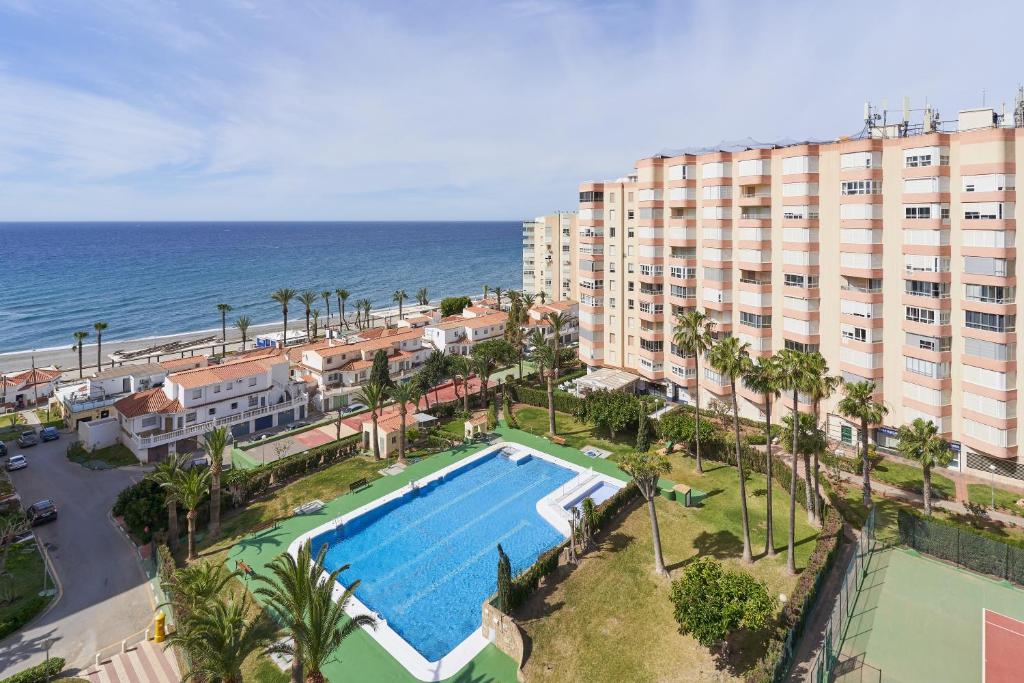 een luchtfoto van een resort met een zwembad en de oceaan bij Apartamento Sol y Playa A83 in Torrox