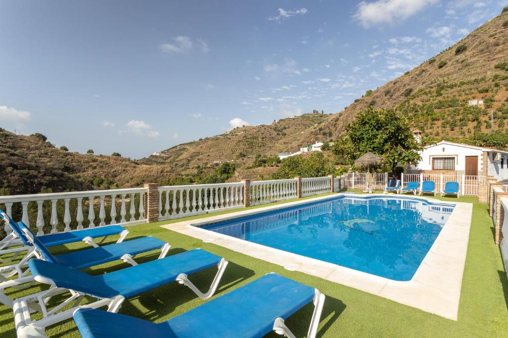 einen Pool mit Liegestühlen und einem Pool-Poolvisor in der Unterkunft Villa Virginia Peace and quiet in Sayalonga