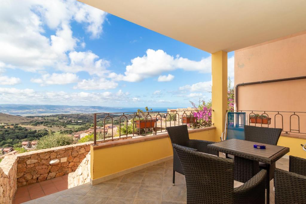 トリニタ・ダグルトゥにあるAppartamento con piscina 03の景色を望むバルコニー(テーブル、椅子付)