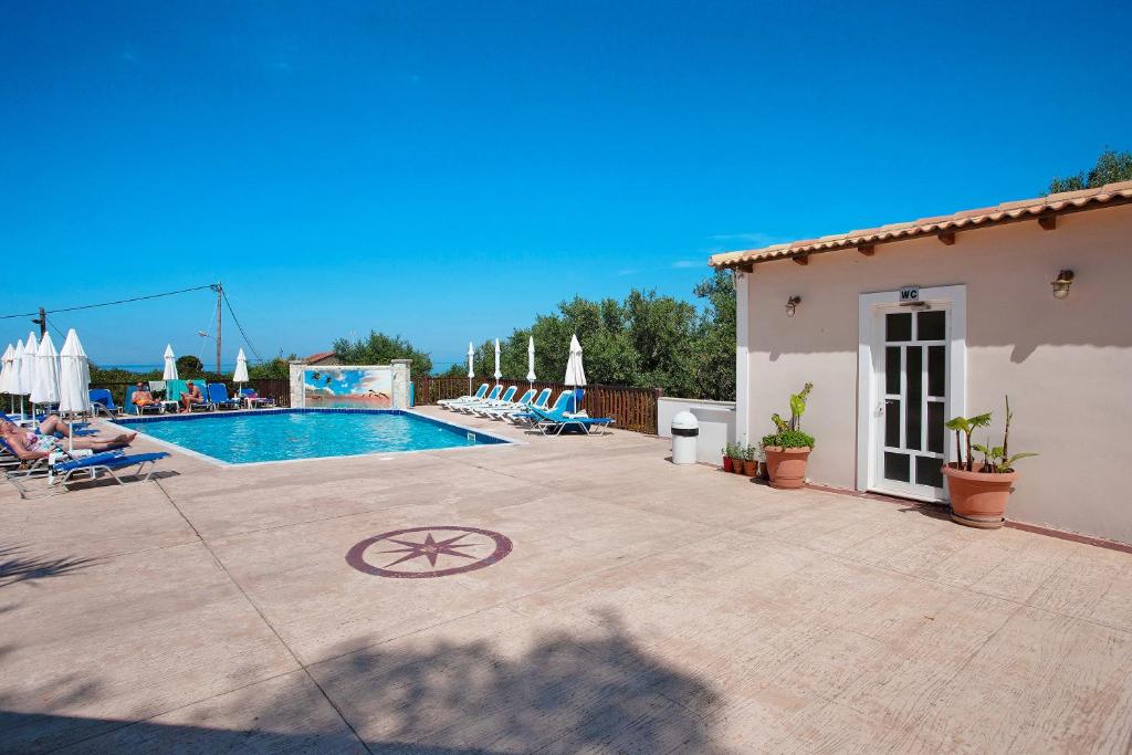 una casa con piscina en un patio en Zante View Family Studio 6, en Tsilivi