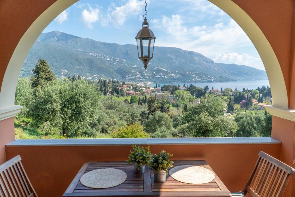 balcone con finestra ad arco, tavolo e sedie di Bella Vista a Kato Korakiana