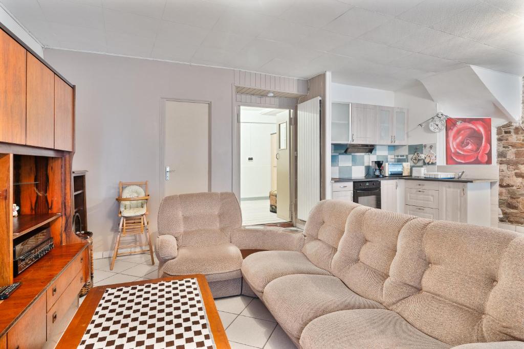 エルキにあるAppartement 6 pers Proche merのソファと椅子2脚のあるリビングルーム
