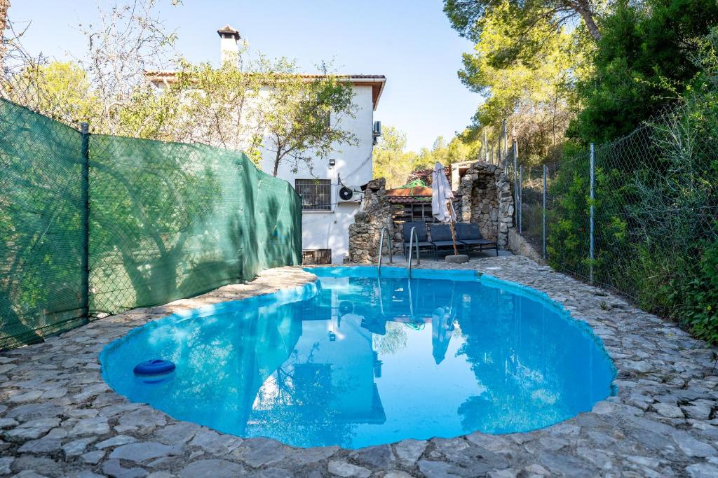 una piscina en un patio con valla en Casa Calafell, en Segur de Calafell