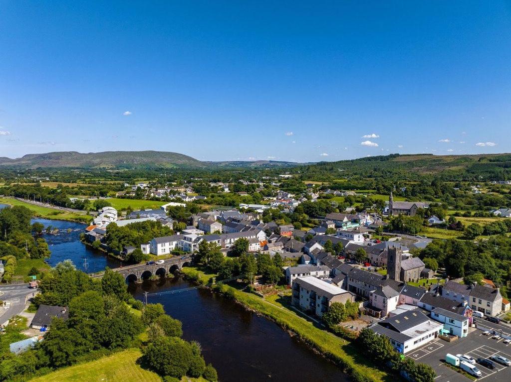 Rooms Foxford في فوكسفورد: منظر جوي لمدينة تقع بجوار نهر