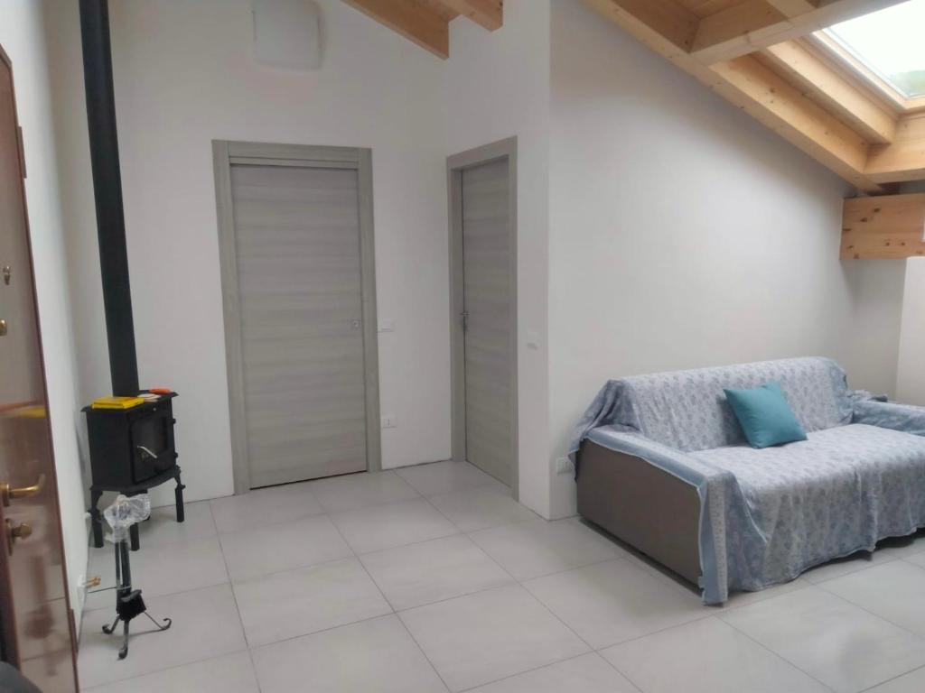 Rovere VeroneseにあるAppartamento vicino Veronaのソファとテレビのあるリビングルーム