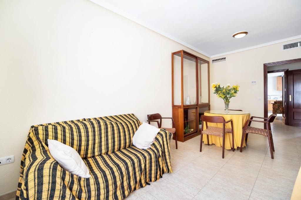 ein Wohnzimmer mit Sofa und Tisch in der Unterkunft Apartamento Colibri in Puerto Real