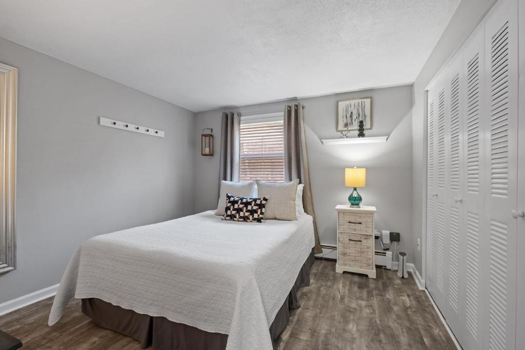 En eller flere senge i et værelse på Stylish 1st Flr 1Bed Condo-Close to Downtown Dover