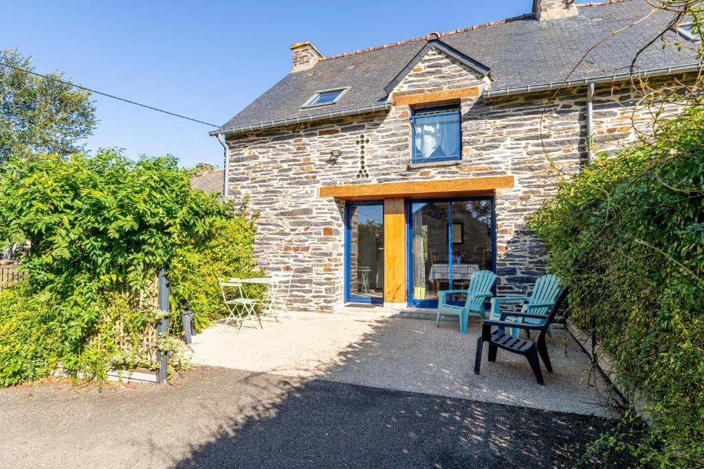una casa de piedra con dos sillas y un banco en Maison de vacances 4 pers, en Saint-Just