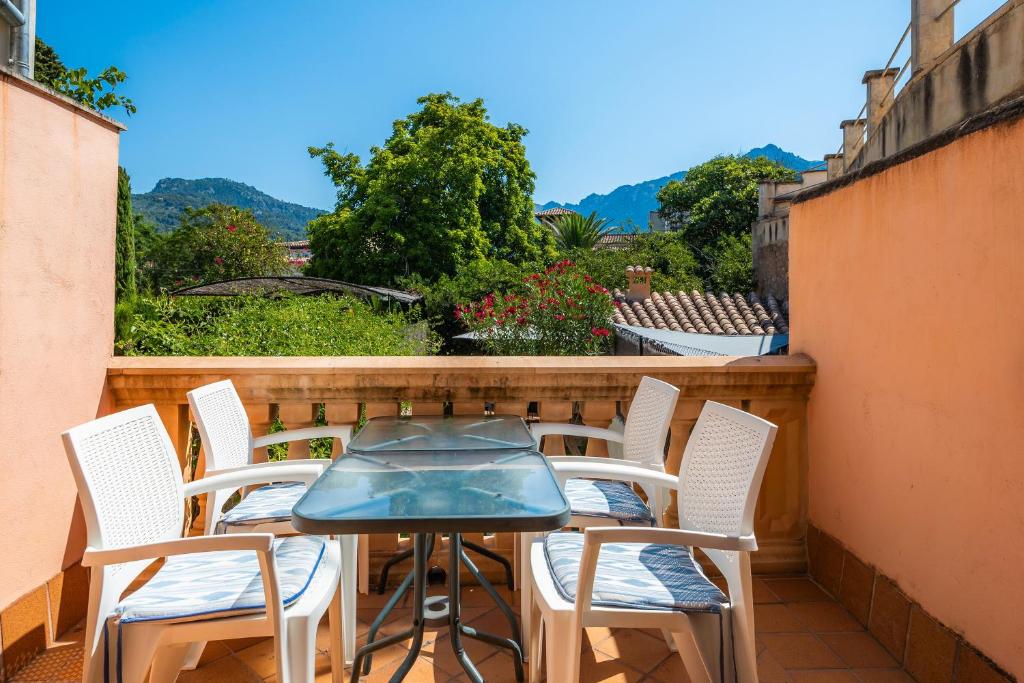 a patio with a table and chairs on a balcony at Ca'n Jaume i na Mama Antonia in Sóller