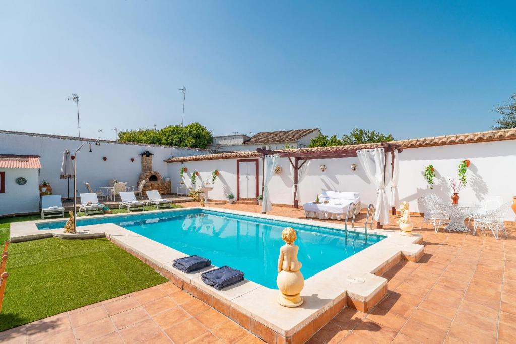 una piscina en el patio trasero de una casa en Casa Rural Los Mellizos, en Peñaflor