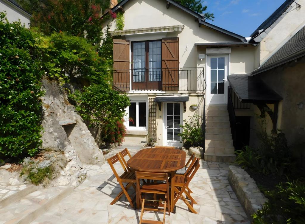 un patio avec une table et des chaises devant une maison dans l'établissement maison Amboise, à Limeray