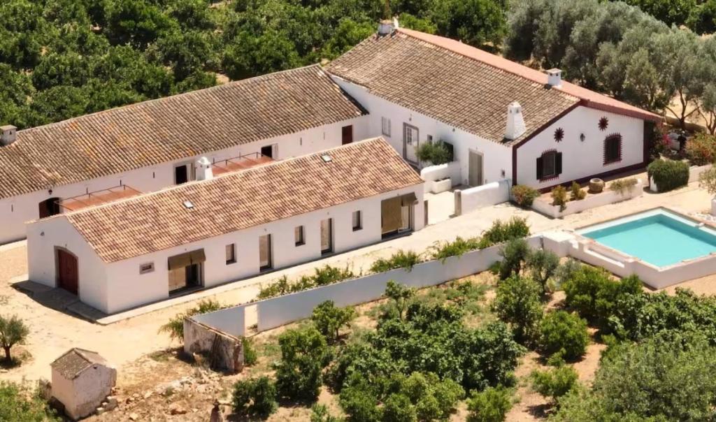 an aerial view of a house with a swimming pool at Quinta do Alvisquer in Alvisquer