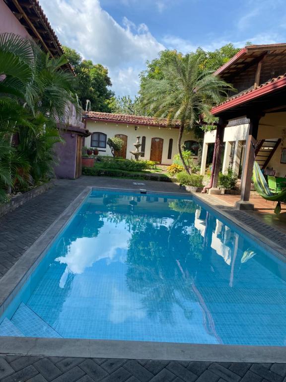 レオンにあるCasa Riverstoneの家の前のプール