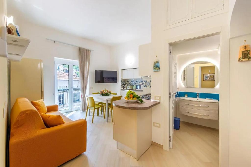 ミノーリにあるNanninella Guest Houseのキッチン、リビングルーム(オレンジ色のソファ付)