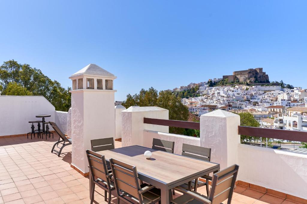 a table and chairs on the roof of a house at El ático del Oasis in Salobreña