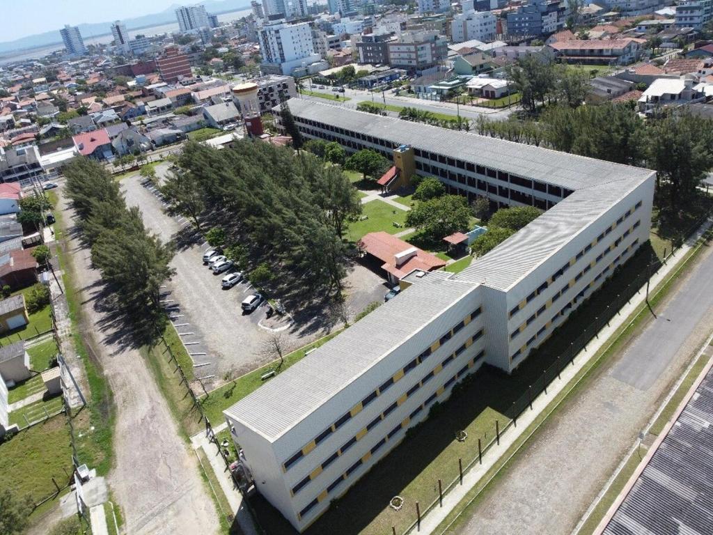 eine Draufsicht auf ein Gebäude in einer Stadt in der Unterkunft Refúgio a beira-mar in Tramandaí