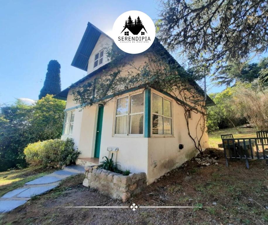 ein kleines Haus mit Efeu auf dem Dach in der Unterkunft Serendipia Chalet 2 Naturaleza y Pileta in La Cumbre