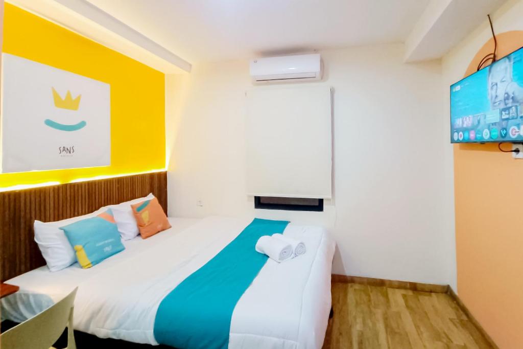 Postel nebo postele na pokoji v ubytování SANS FYBED Hotel Semarang