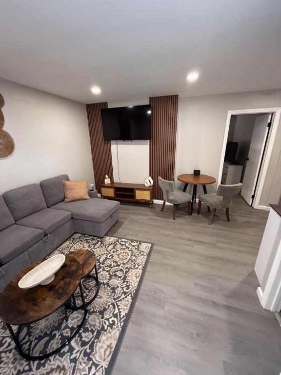 Cozy apartment with private entrance في سنترال آيسلب: غرفة معيشة مع أريكة وطاولة