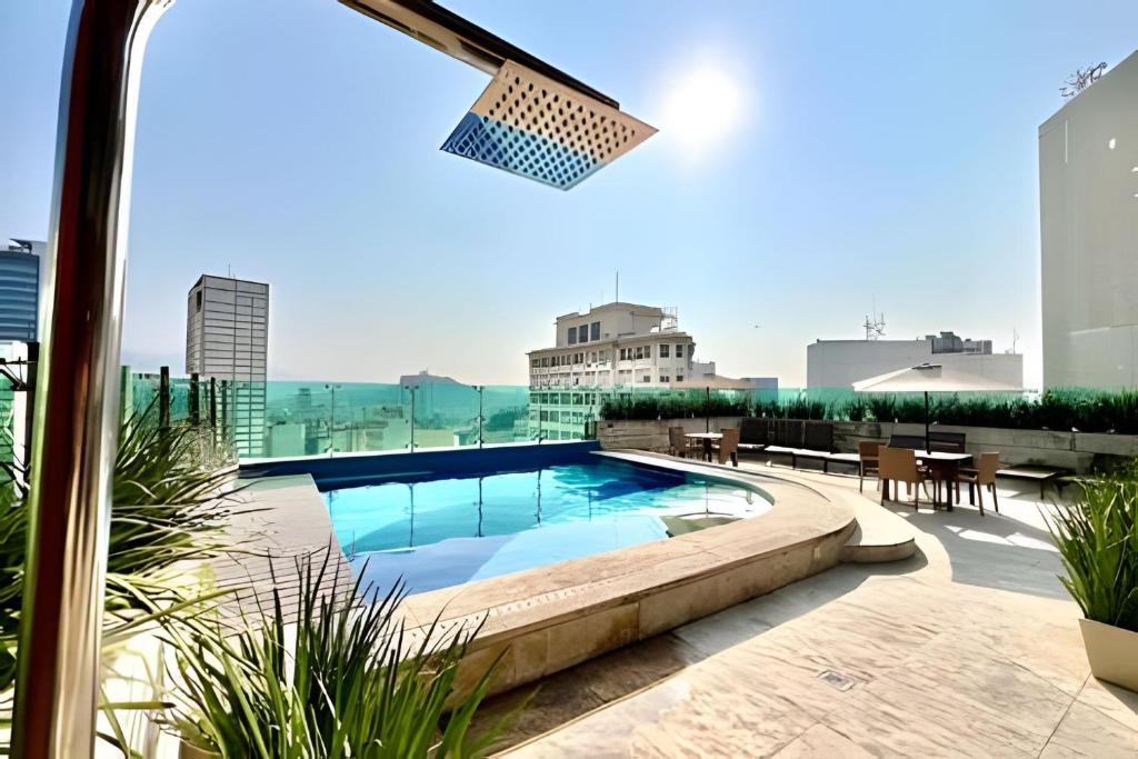 La pileta dentro o cerca de Moderno com piscina e perto da praia