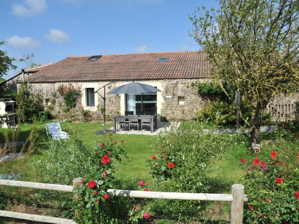 ein Haus mit einem Garten und einem Zaun in der Unterkunft Gîte rénové avec spa, piscine chauffée, WiFi et accès handicapés au cœur du Marais Breton - FR-1-426-321 in Soullans