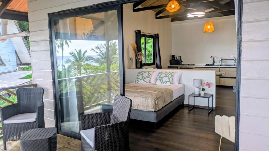 a bedroom with a bed and a balcony at La Brisa del Mar in Bastimentos