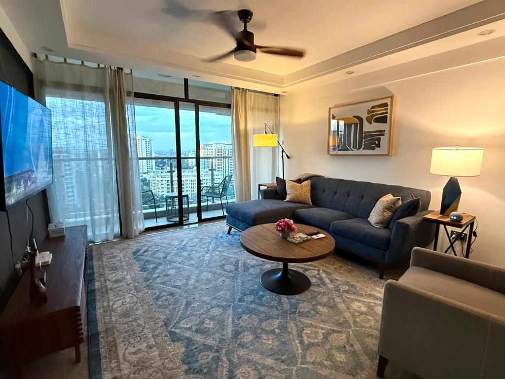 Televiisor ja/või meelelahutuskeskus majutusasutuses Nairobi Condo with a View