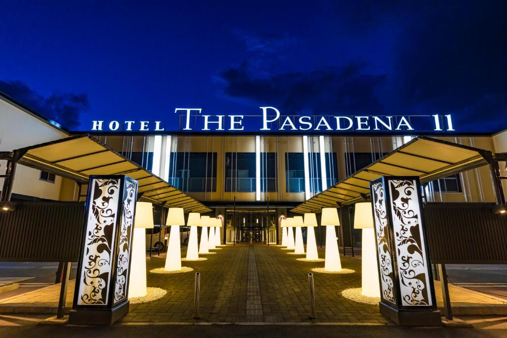 a hotel with a sign that reads hotel the pasadena ii at ホテルパサディナ11郡山 in Koriyama