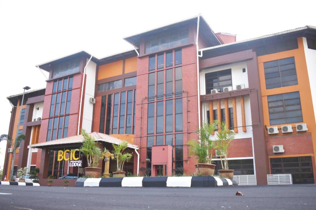 un gran edificio de ladrillo con palmeras delante en BCIC Lodge, en Kuantan