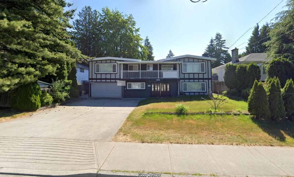 Enjoy Life in Heart of North Delta في دلتا: منزل كبير مع مرآب وممر