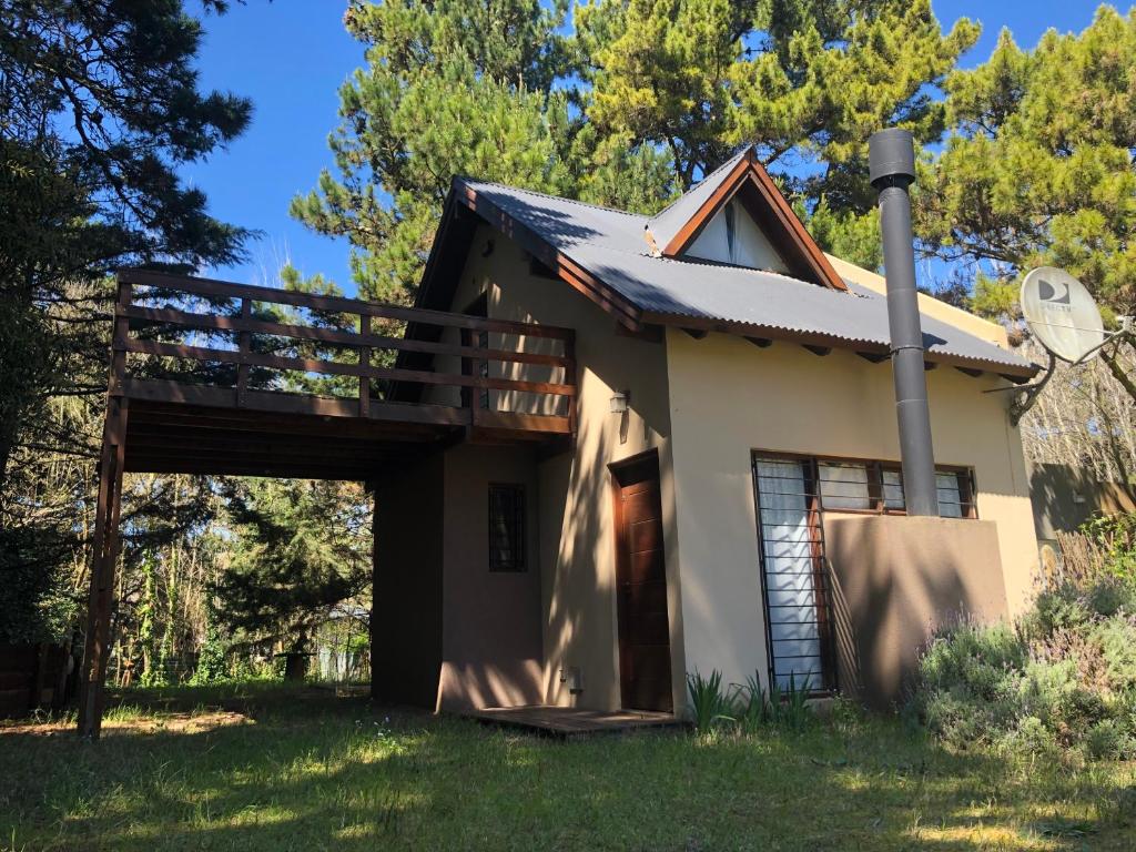 ein kleines Haus mit einer Veranda und einem Balkon in der Unterkunft Azul Marina in Mar Azul