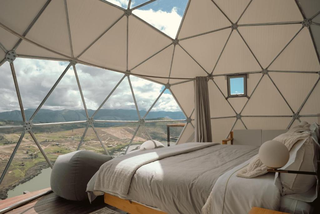 Postel nebo postele na pokoji v ubytování Namora Domo Experience