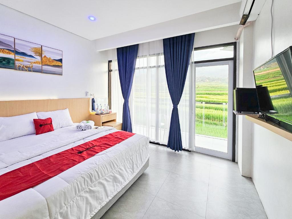 Ένα ή περισσότερα κρεβάτια σε δωμάτιο στο RedDoorz Syariah at Svarga View