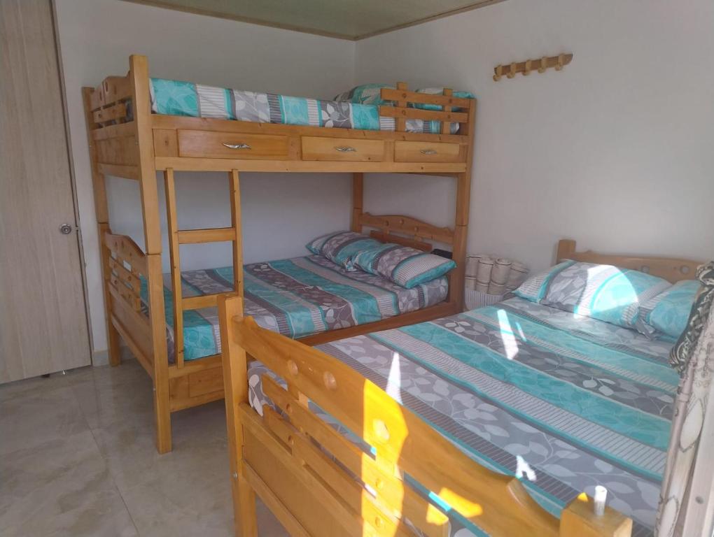 two bunk beds in a small room with at Casa ubicada en zona campestre de Ibagué in Ibagué