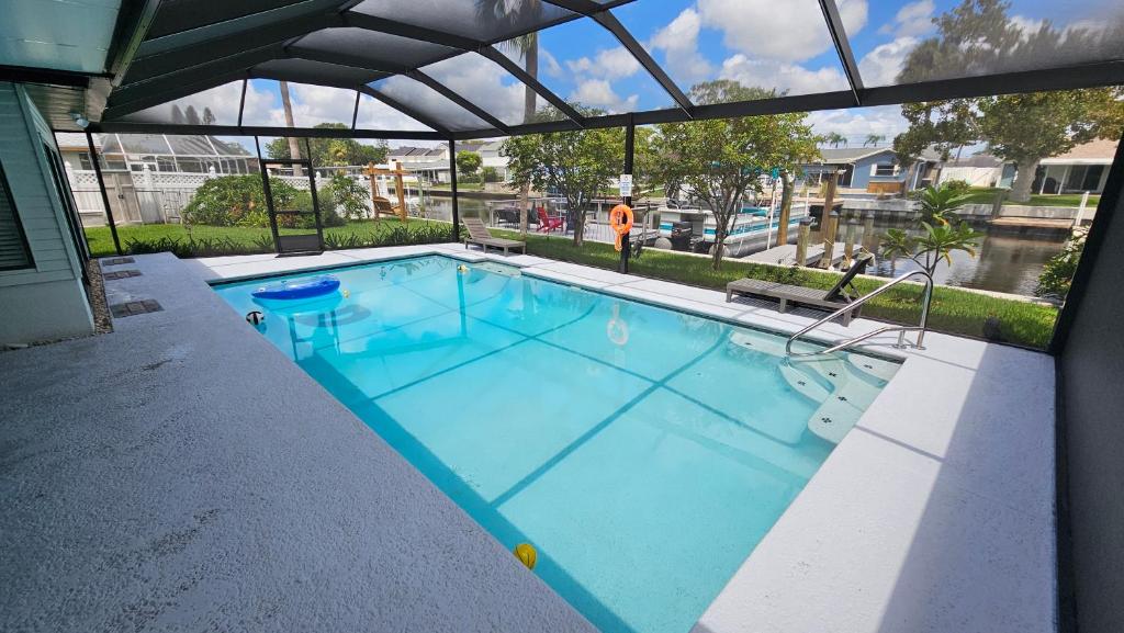 Swimmingpoolen hos eller tæt på Aguila Vacation Rentals