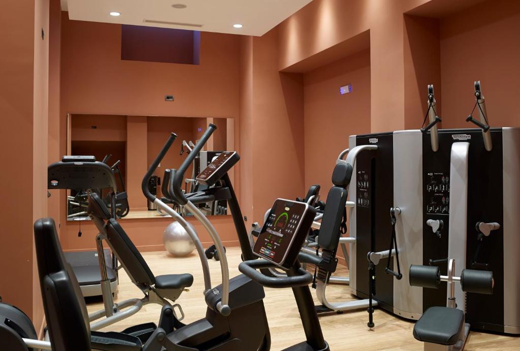 Fitness centrum a/nebo fitness zařízení v ubytování Samaria Hotel
