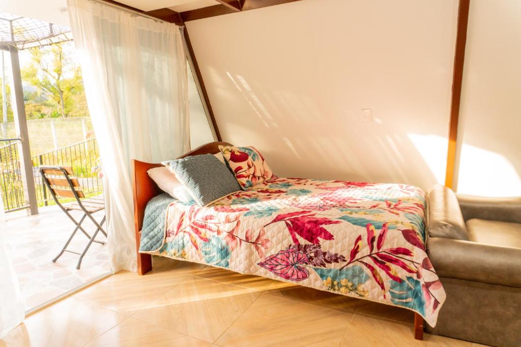 a bedroom with a bed and a balcony at Hospedaje Rural La Fortaleza in San Miguel