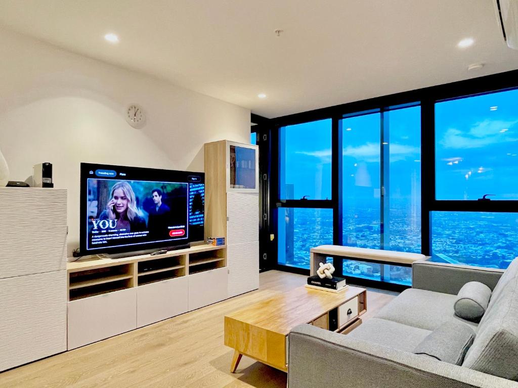 TV/trung tâm giải trí tại Victoria One - 3beds Central CBD, Modern & High floor with Great views!