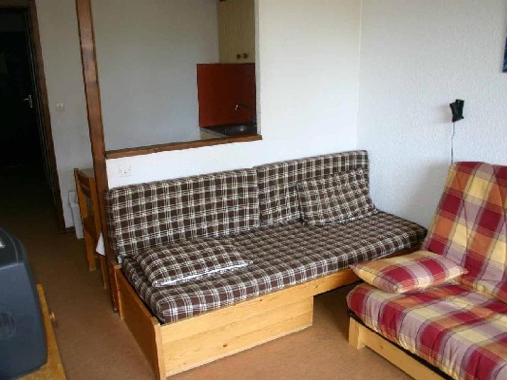 eine Couch und ein Stuhl in einem Zimmer in der Unterkunft Charmant studio 4 pers au Praz de Lys, proche pistes et commerces - FR-1-815-15 in Le Praz de Lys