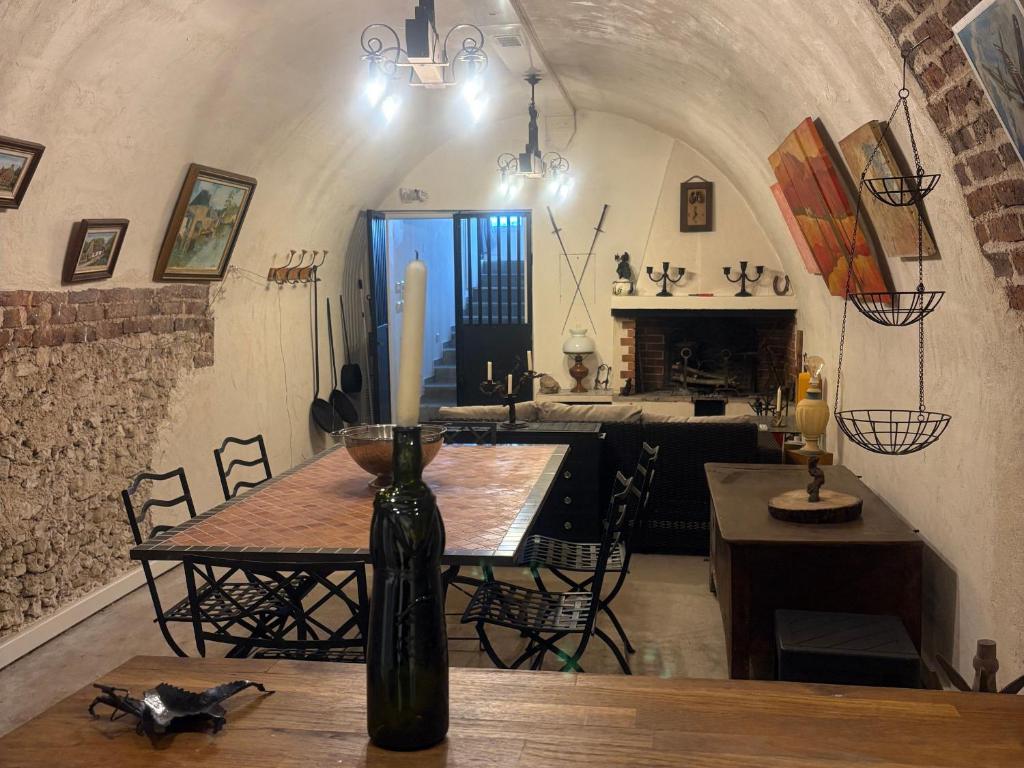 eine Weinflasche auf einem Tisch im Zimmer in der Unterkunft Gîte troglodytique typique et cosy pour escapade paisible - FR-1-410-484 in Flée