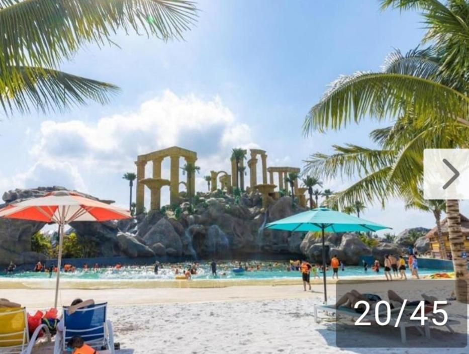 een blik op het zwembad in het waterpark bij Hotel G7 Ocean Park 2 in Ðình Loan