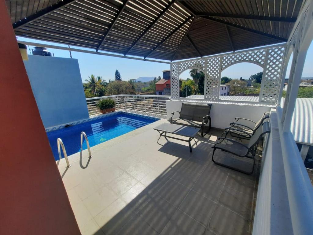 ChiconcuacにあるCasa Mía Morelosのパティオ(スイミングプール、パーゴラ付)