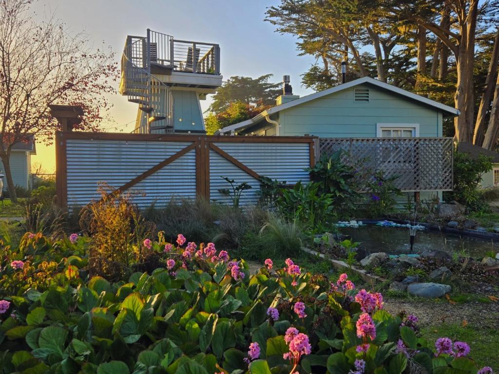 メンダシーノにあるInn at Schoolhouse Creekの花の庭園