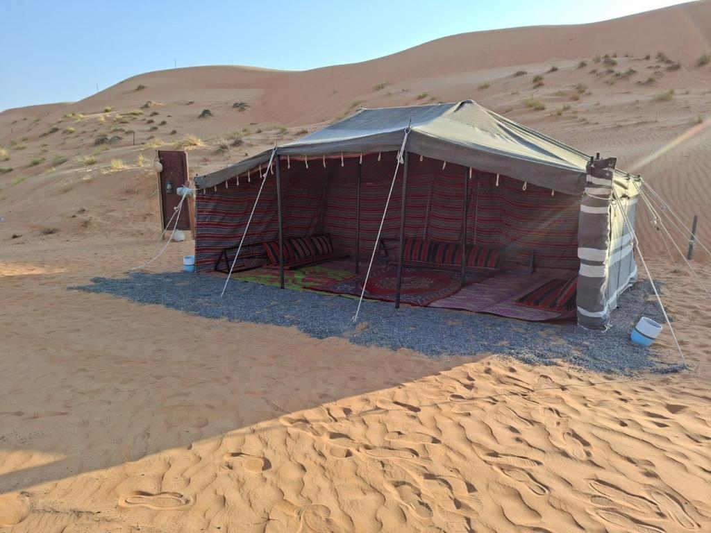 a tent in the middle of the desert at Desert Romance Retreat in Muntarib