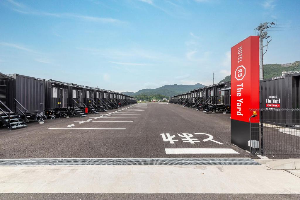 eine lange Linie von auf der Straße geparkt in der Unterkunft HOTEL R9 The Yard Tagawakawara 