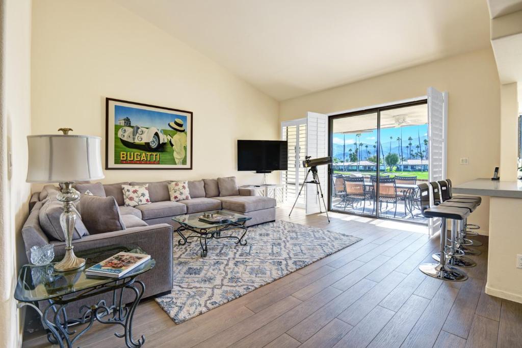 TV a/nebo společenská místnost v ubytování RP135 - Rancho las Palmas Serenity